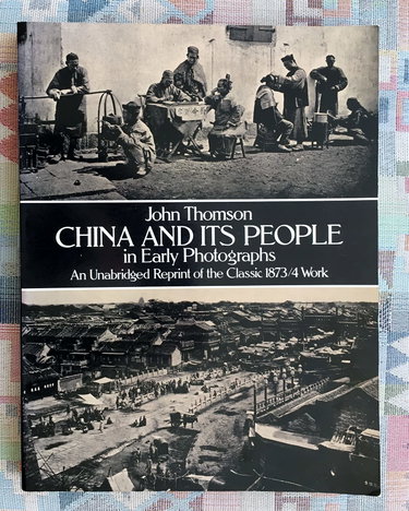 Couverture de China and Its People in Early Photographs: An Unabridged Reprint of the Classic 1873/4 Work