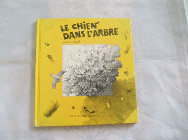 Le Chien dans l'arbre