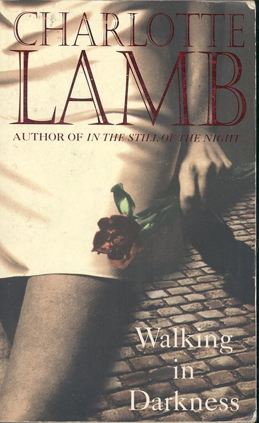 Couverture de Walking in Darkness par Charlotte Lamb