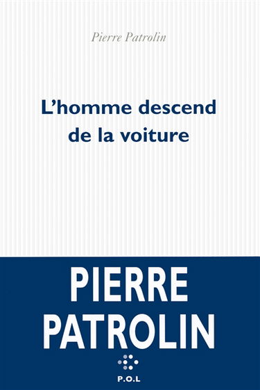 L'homme descend de la voiture