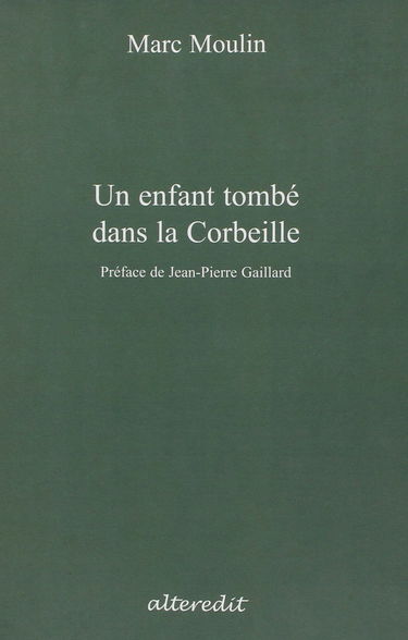 Un enfant tombe dans la corbeille