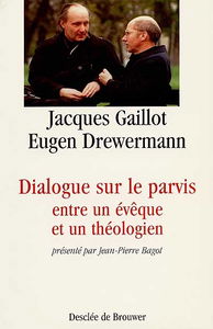 Dialogue sur le parvis entre un évêque et un théologien