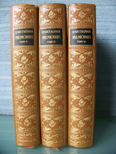 Mémoires de Monsieur d'Artagnan, Capitaine Lieutenant de la première Compagnie des Mousquetaires du Roi. En 3 volumes. Contenant quantité de choses particulières et secrètes qui se sont passées sous le règne de Louis le Grand. 1967. 3 volumes. Reliure cui