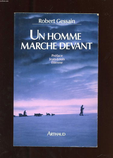 Un Homme marche devant