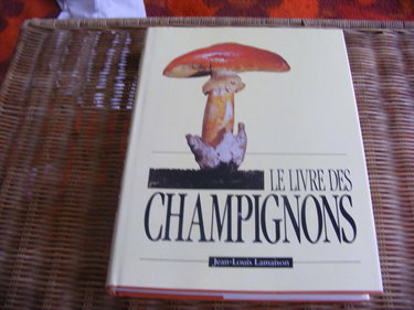 Couverture de LE GRAND LIVRE DES CHAMPIGNONS