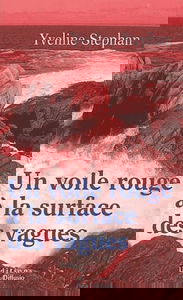 un voile rouge à la surface des vagues