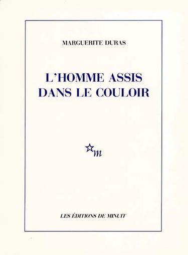 L'homme assis dans le couloir