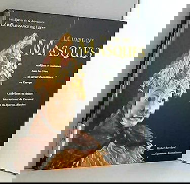 Le livre des masques : fêtes et carnavals traditionnels en Europe