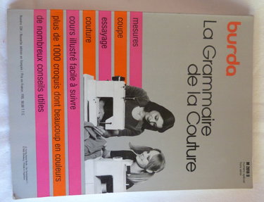Couverture de La Grammaire de la Couture - Mesures, coupe, essayage, couture, cours illustré facile à suivre, plus de 1000 croquis dont beaucoup en couleurs, de nombreux conseils utiles