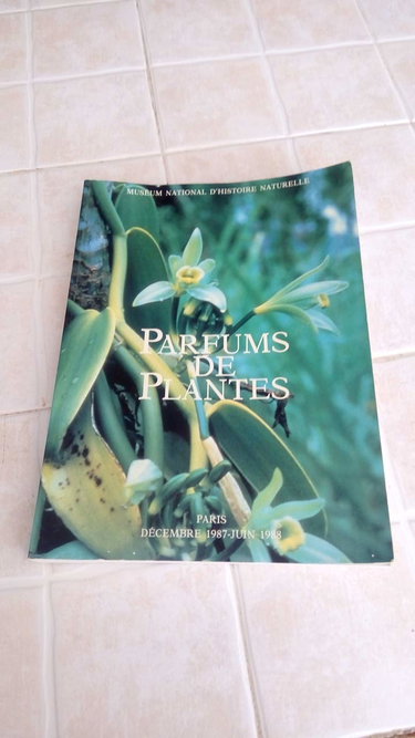 Couverture de PARFUMS DE PLANTES par Collectif