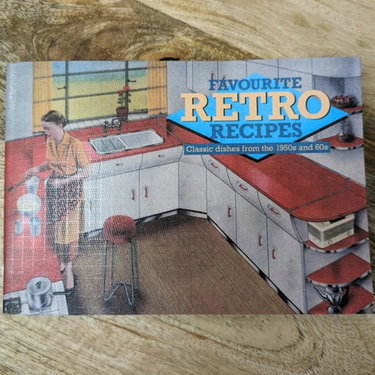 Couverture de Favourite Retro Recipes: Classic Dishes from the 1950s and 60s