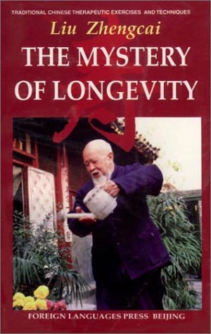 Couverture de The Mystery of Longevity: Traditional Chinese Therapeutic Exercises and Techniques