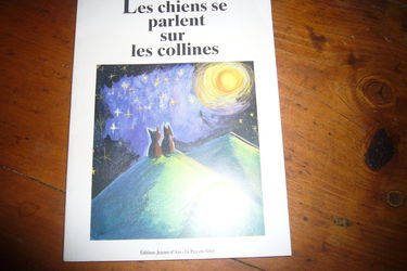 Les chiens se parlent sur les collines