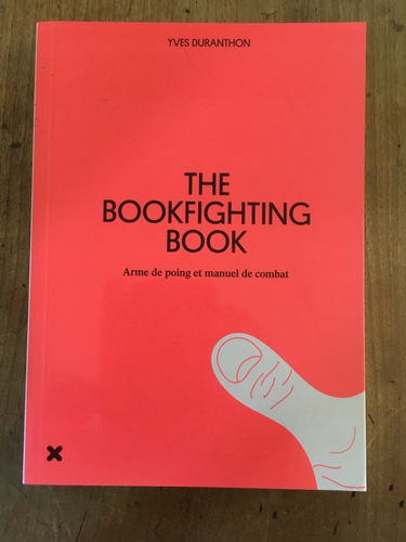 The Bookfighting Book: Arme de poing et manuel de combat