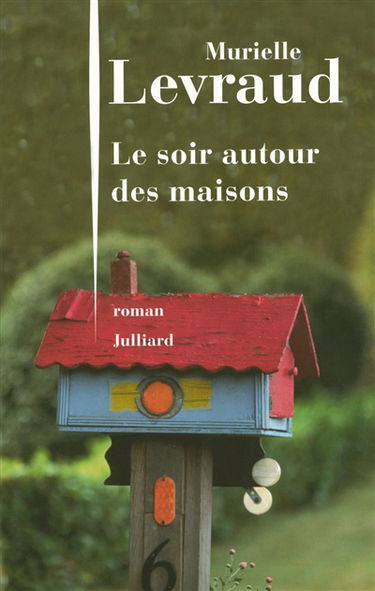 Le soir, autour des maisons