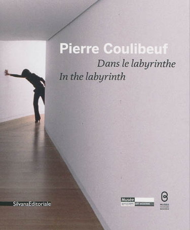 Couverture de Pierre Coulibeuf : dans le labyrinthe. In the labyrinth
