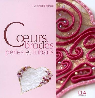 Coeurs brodés, perles et rubans
