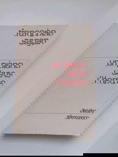 Un piano dans l'herbe