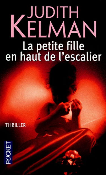 La petite fille en haut de l'escalier