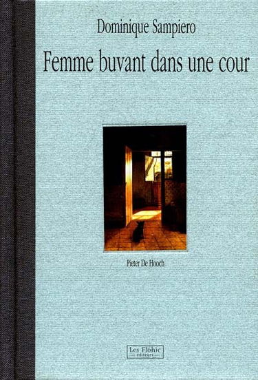 Femme buvant dans une cour