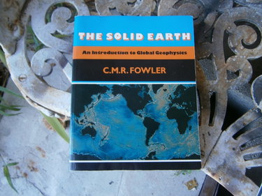 Couverture de The Solid Earth: An Introduction to Global Geophysics