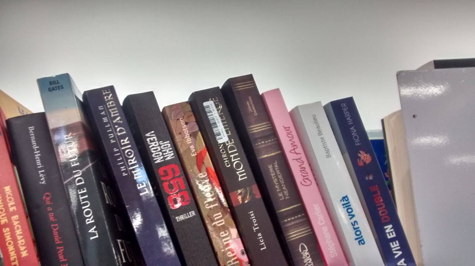 livres-encode-retrouve-dans-une-ressourcerie-scaled