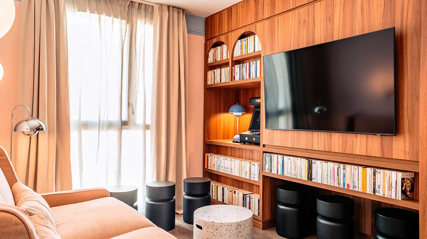 Bibliothèque décorée avec des livres d'occasion