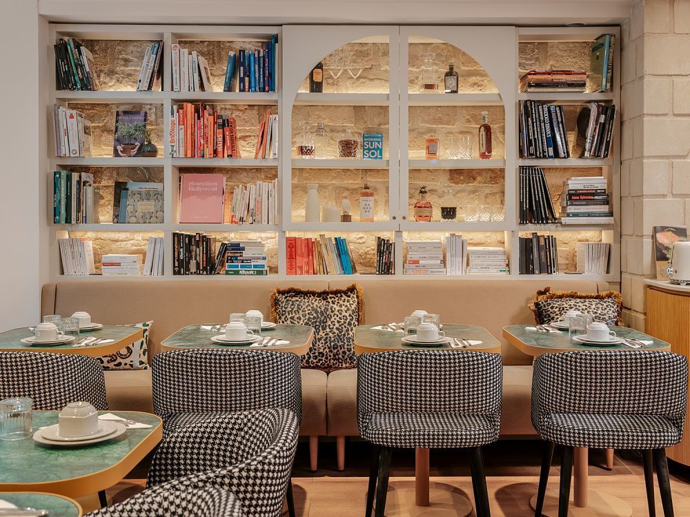 Bibliothèque décorée avec des livres d'occasion